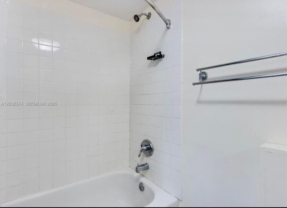 For Sale: $194,000 (1 beds, 1 baths, 710 Square Feet)