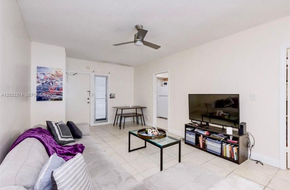 For Sale: $194,000 (1 beds, 1 baths, 710 Square Feet)