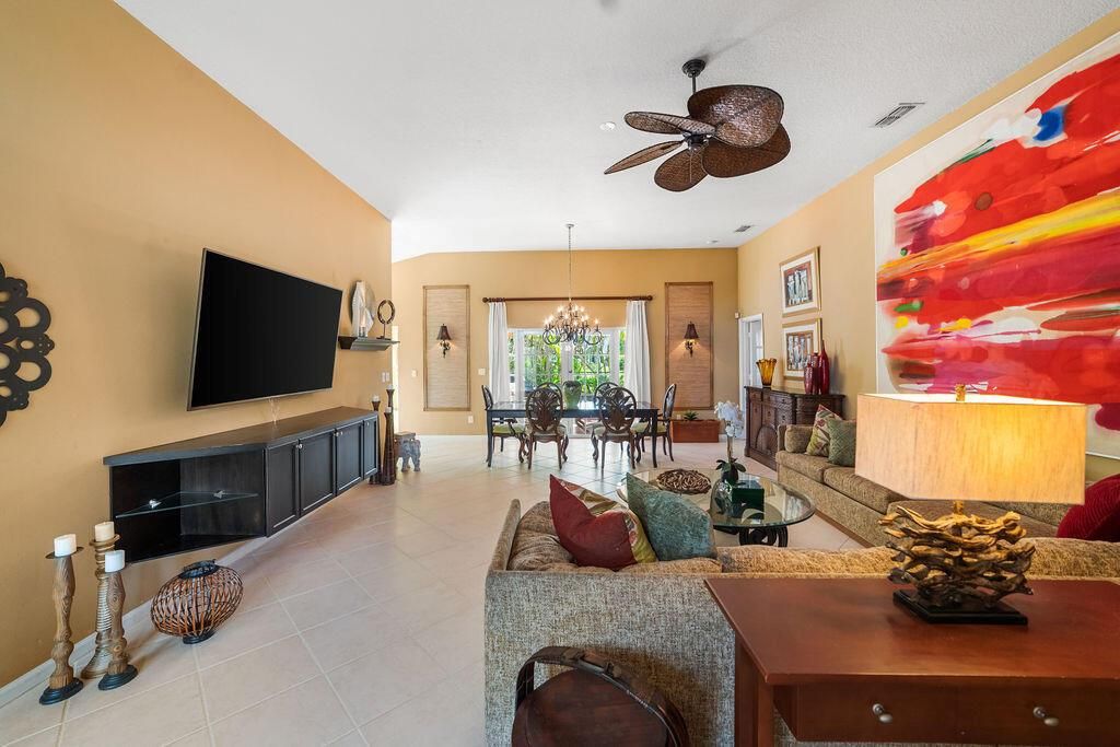 Large living & dining area