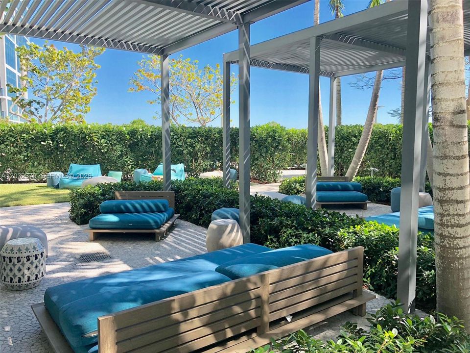 For Sale: $1,075,000 (2 beds, 3 baths, 1143 Square Feet)