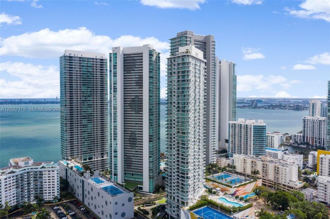 For Sale: $1,075,000 (2 beds, 3 baths, 1143 Square Feet)
