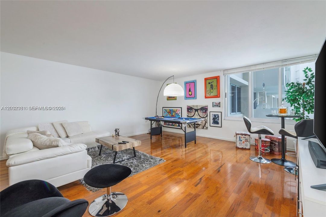 For Rent: $2,800 (1 beds, 1 baths, 970 Square Feet)