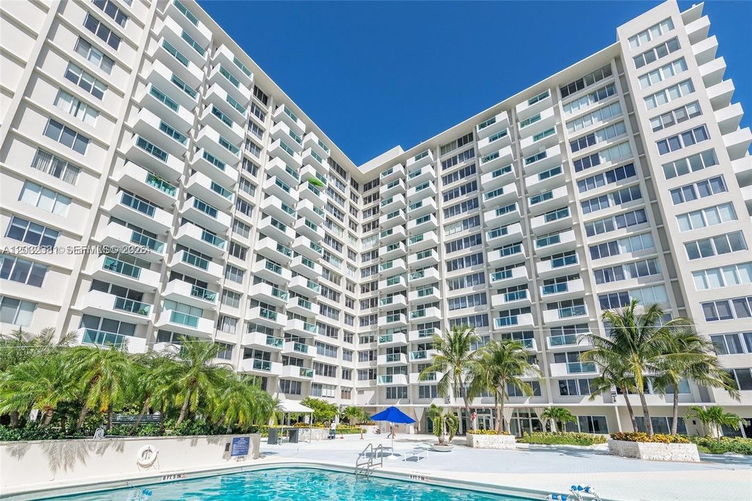 For Rent: $2,800 (1 beds, 1 baths, 970 Square Feet)