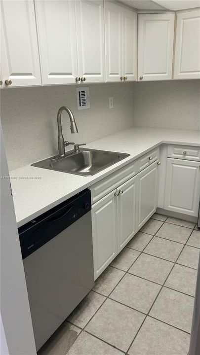 For Rent: $2,800 (1 beds, 1 baths, 970 Square Feet)