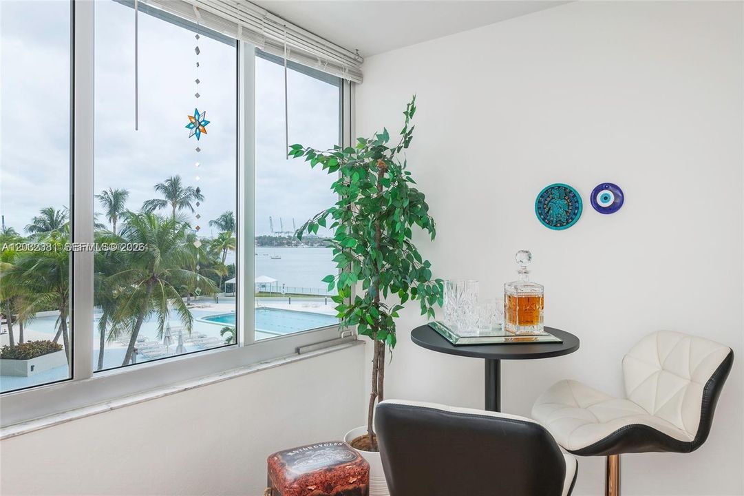 For Rent: $2,800 (1 beds, 1 baths, 970 Square Feet)