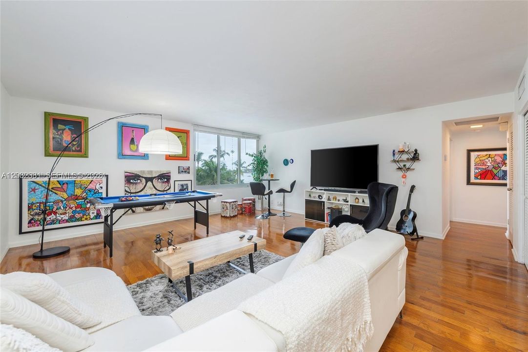 For Rent: $2,800 (1 beds, 1 baths, 970 Square Feet)