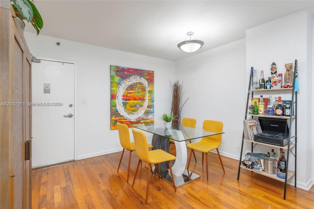 For Rent: $2,800 (1 beds, 1 baths, 970 Square Feet)