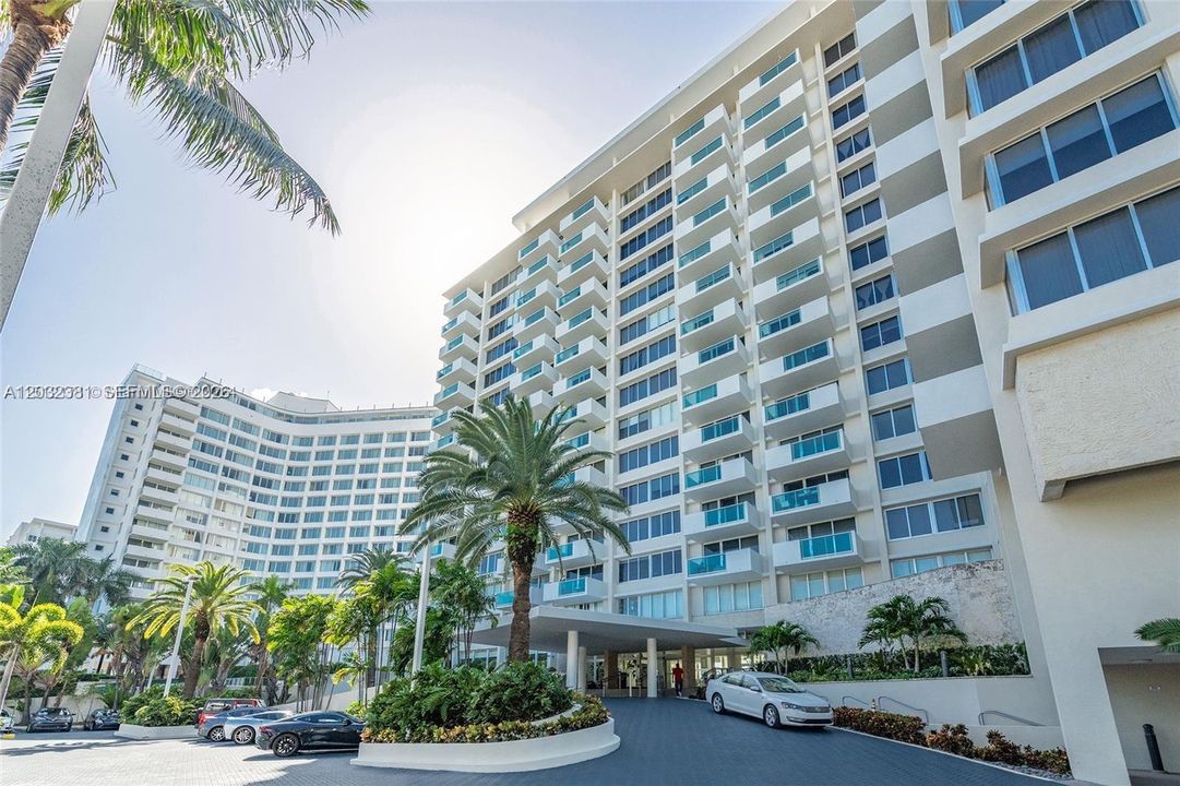 For Rent: $2,800 (1 beds, 1 baths, 970 Square Feet)