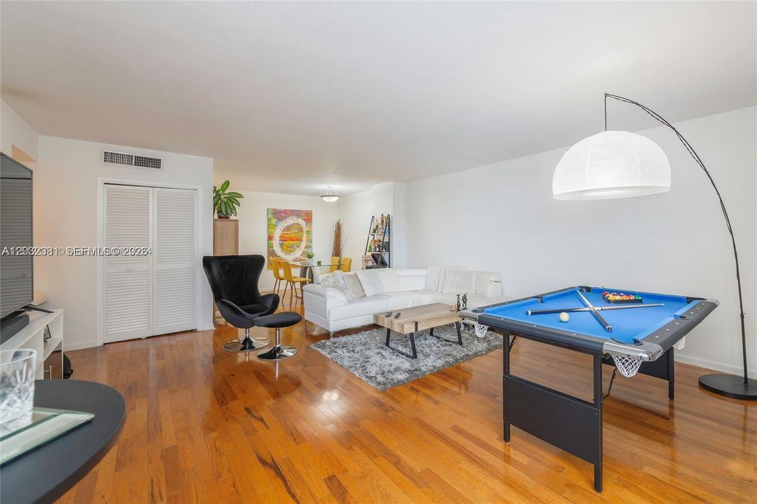 For Rent: $2,800 (1 beds, 1 baths, 970 Square Feet)