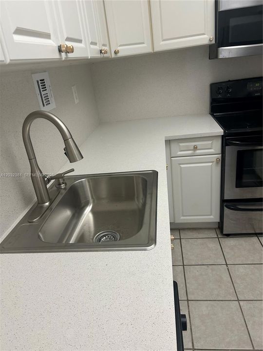 For Rent: $2,800 (1 beds, 1 baths, 970 Square Feet)
