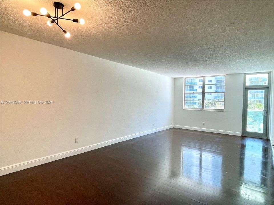 For Rent: $2,390 (1 beds, 1 baths, 1000 Square Feet)