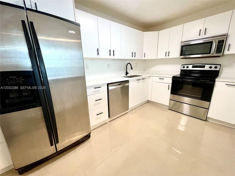 For Rent: $2,390 (1 beds, 1 baths, 1000 Square Feet)
