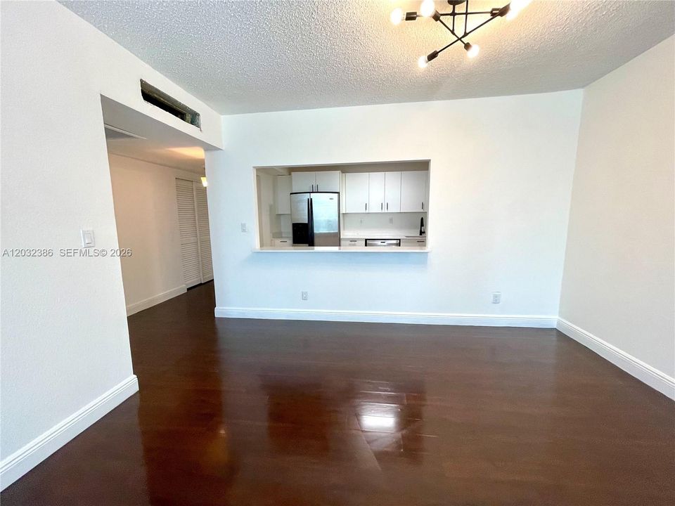 For Rent: $2,390 (1 beds, 1 baths, 1000 Square Feet)