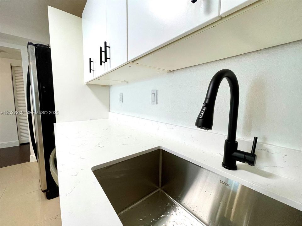 For Rent: $2,390 (1 beds, 1 baths, 1000 Square Feet)