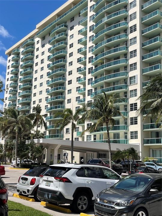 For Rent: $2,390 (1 beds, 1 baths, 1000 Square Feet)