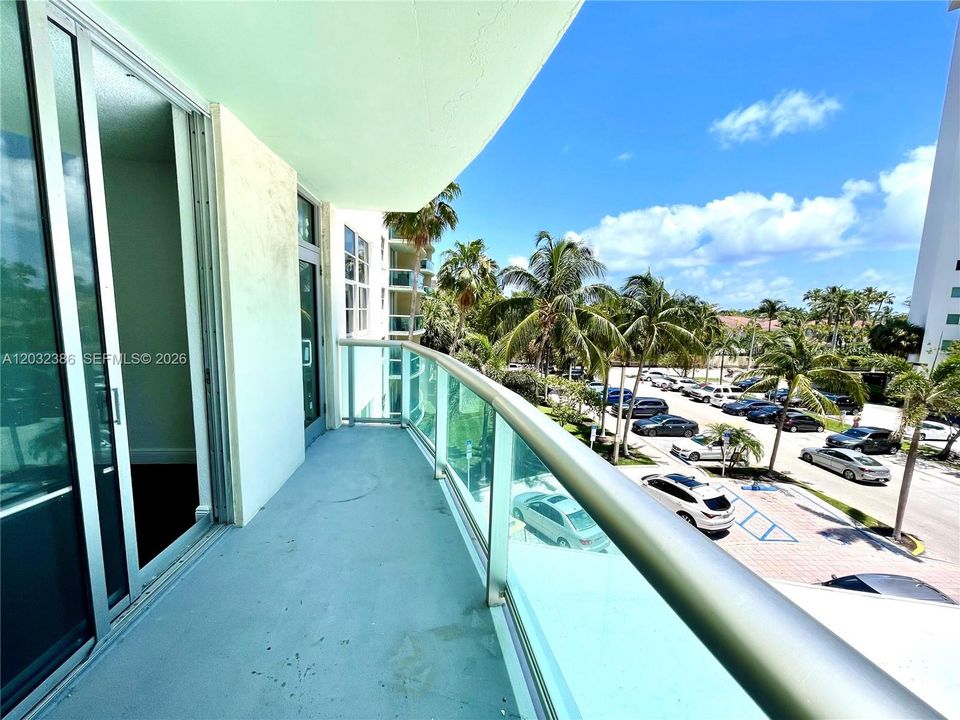 For Rent: $2,390 (1 beds, 1 baths, 1000 Square Feet)