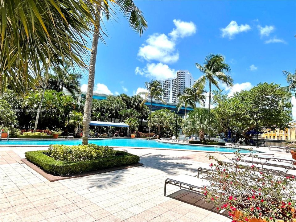 For Rent: $2,390 (1 beds, 1 baths, 1000 Square Feet)