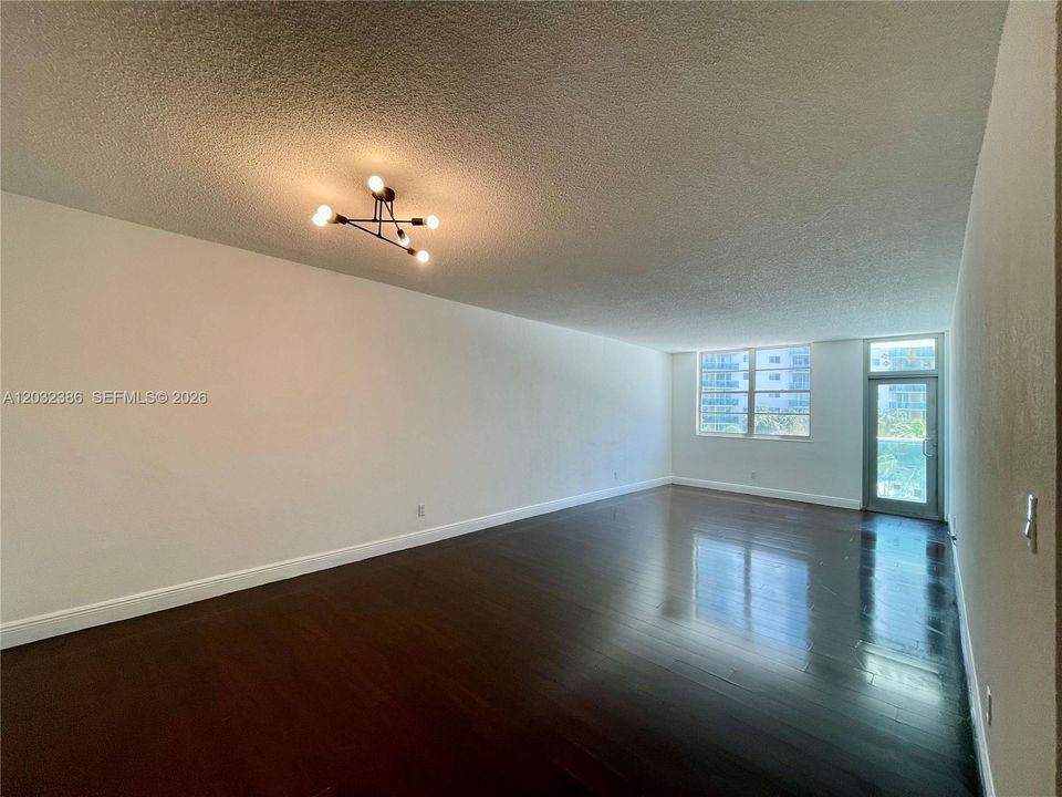 For Rent: $2,390 (1 beds, 1 baths, 1000 Square Feet)
