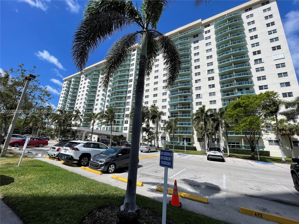 For Rent: $2,390 (1 beds, 1 baths, 1000 Square Feet)