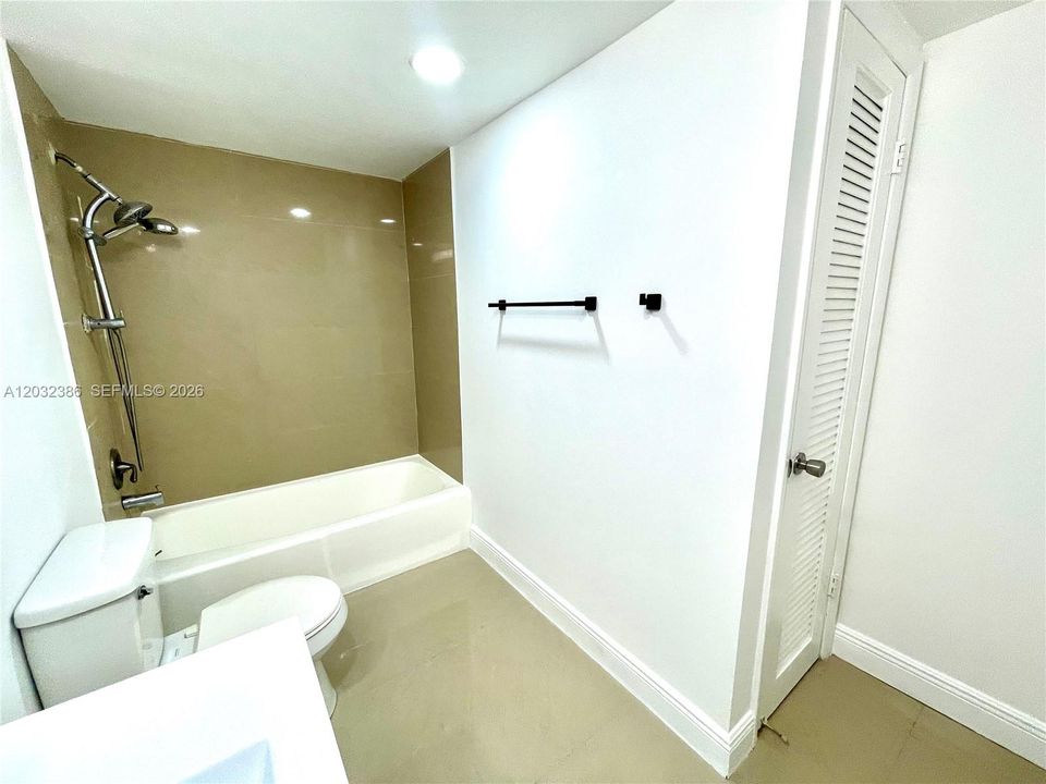 For Rent: $2,390 (1 beds, 1 baths, 1000 Square Feet)