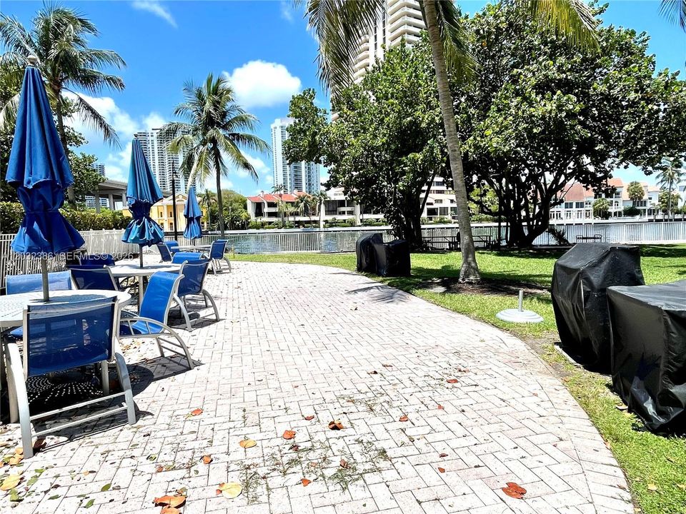 For Rent: $2,390 (1 beds, 1 baths, 1000 Square Feet)