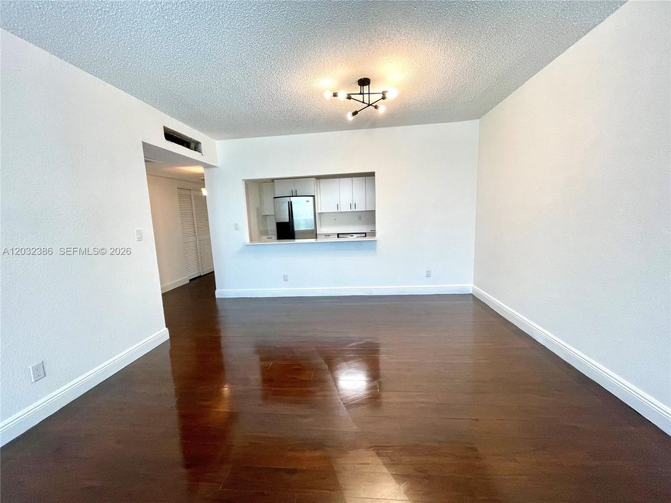 For Rent: $2,390 (1 beds, 1 baths, 1000 Square Feet)