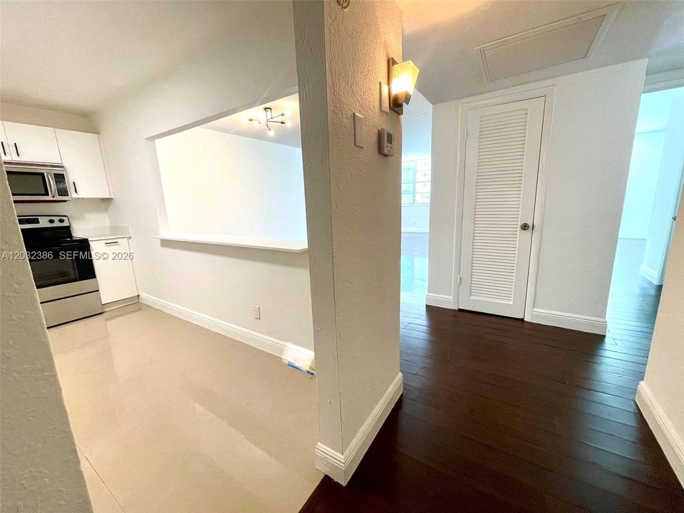 For Rent: $2,390 (1 beds, 1 baths, 1000 Square Feet)