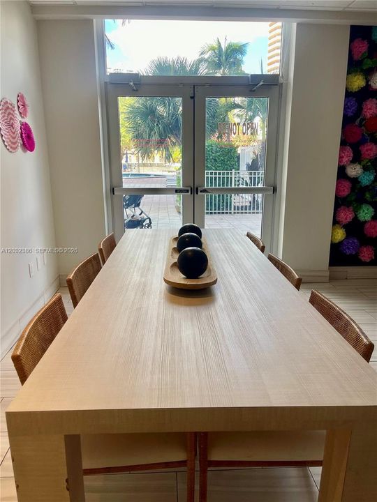 For Rent: $2,390 (1 beds, 1 baths, 1000 Square Feet)