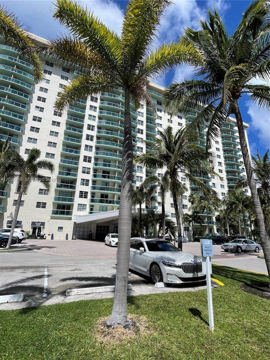 For Rent: $2,390 (1 beds, 1 baths, 1000 Square Feet)