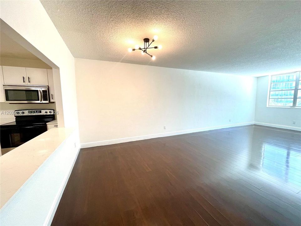 For Rent: $2,390 (1 beds, 1 baths, 1000 Square Feet)