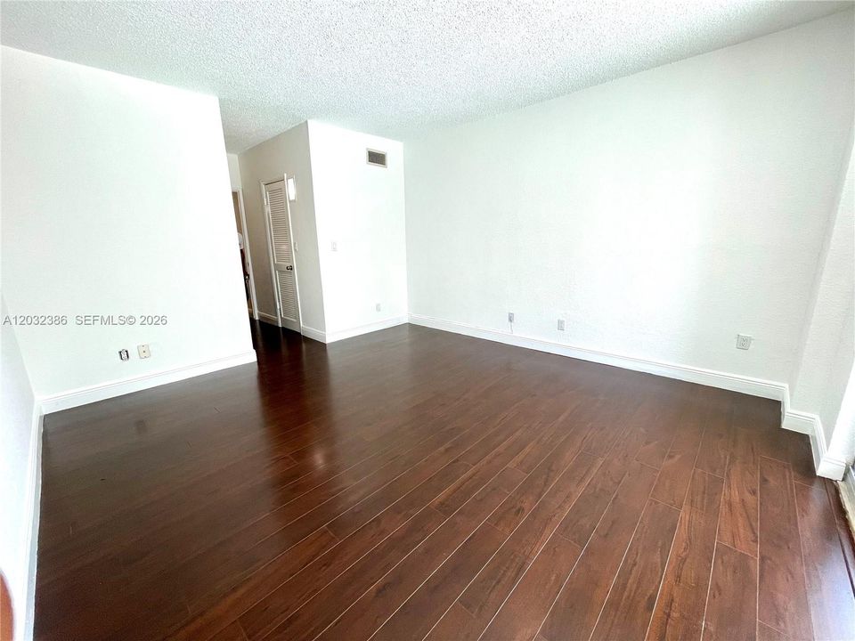 For Rent: $2,390 (1 beds, 1 baths, 1000 Square Feet)