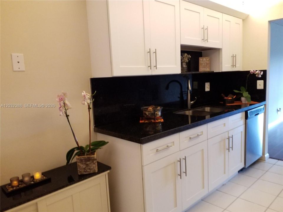 For Rent: $2,200 (2 beds, 2 baths, 900 Square Feet)