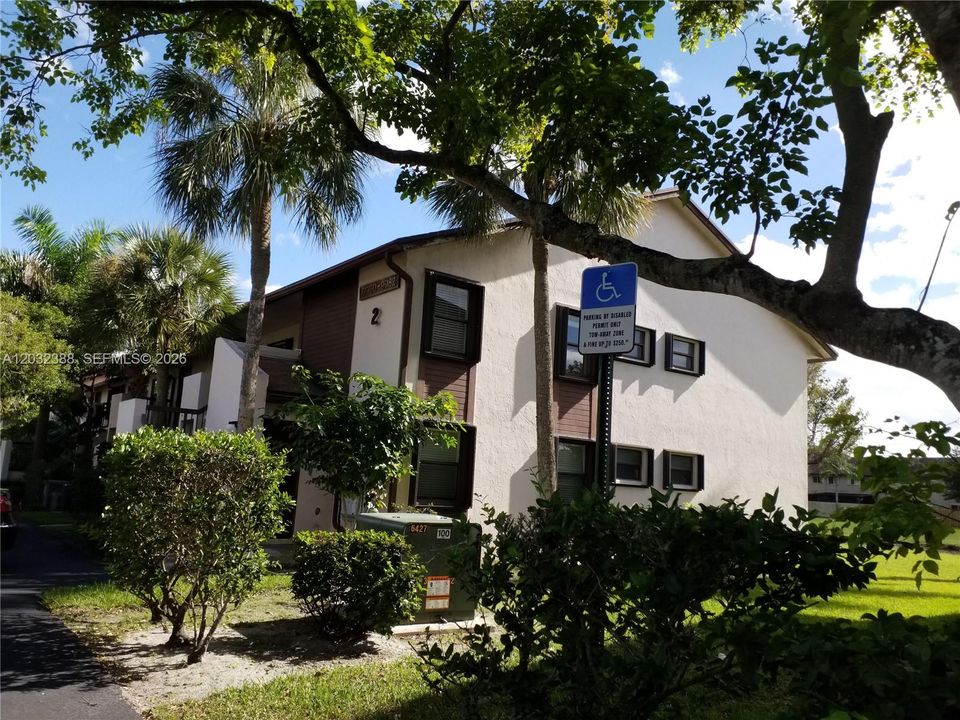 For Rent: $2,200 (2 beds, 2 baths, 900 Square Feet)