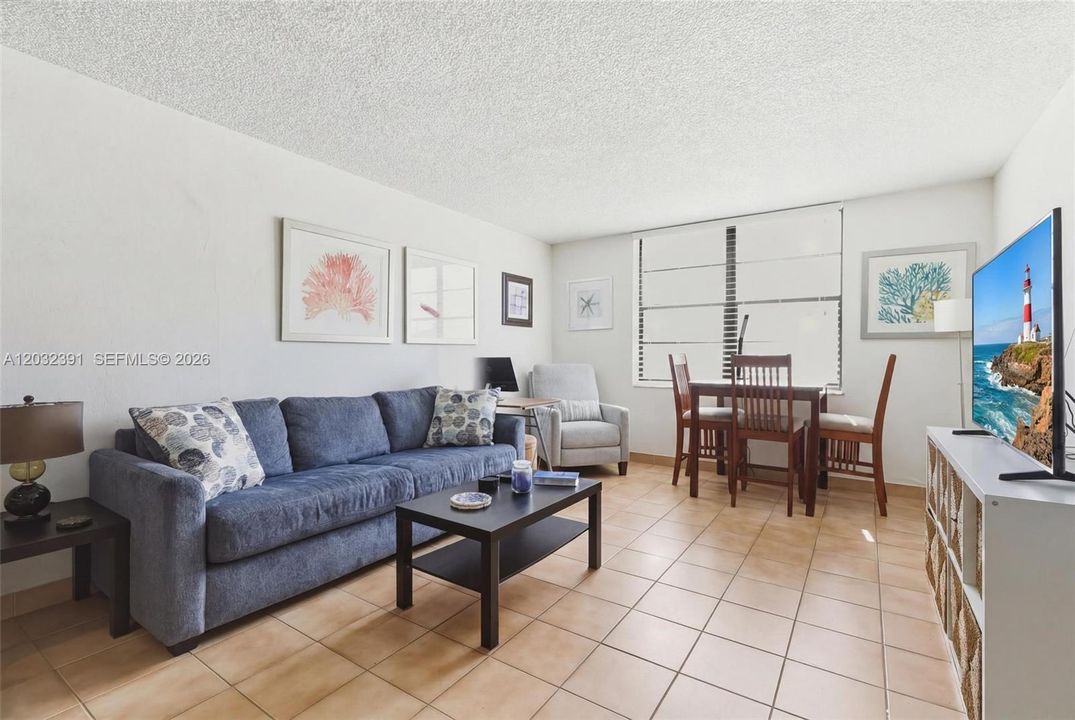 For Sale: $210,000 (1 beds, 2 baths, 598 Square Feet)