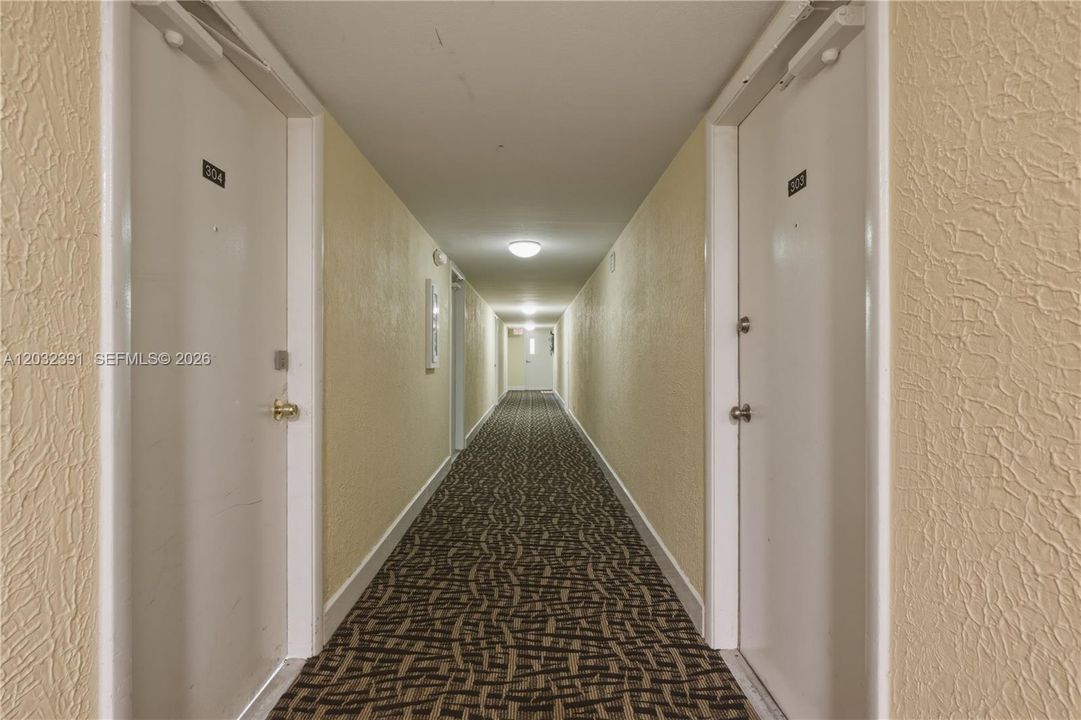 For Sale: $210,000 (1 beds, 2 baths, 598 Square Feet)