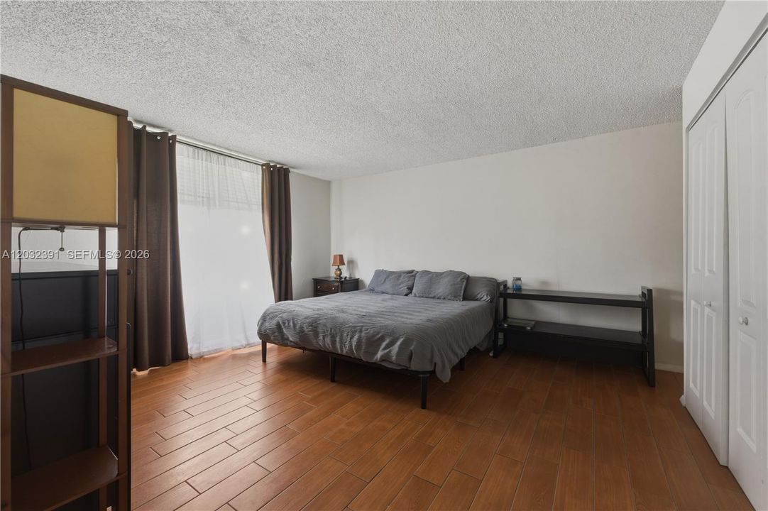 For Sale: $210,000 (1 beds, 2 baths, 598 Square Feet)