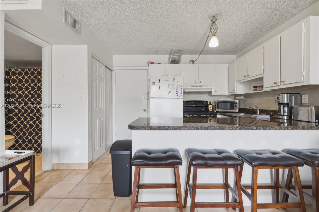 For Sale: $210,000 (1 beds, 2 baths, 598 Square Feet)
