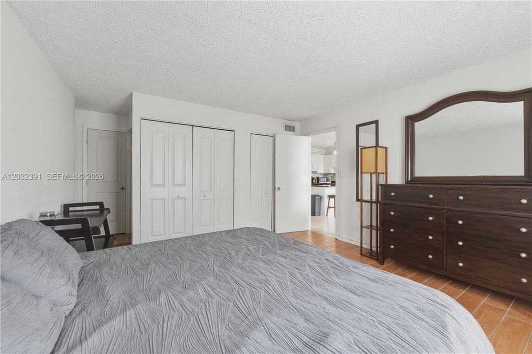 For Sale: $210,000 (1 beds, 2 baths, 598 Square Feet)