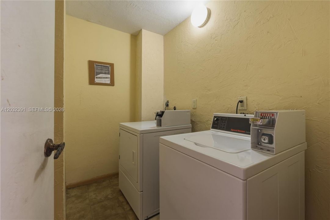 For Sale: $210,000 (1 beds, 2 baths, 598 Square Feet)