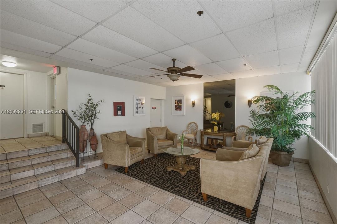 For Sale: $210,000 (1 beds, 2 baths, 598 Square Feet)