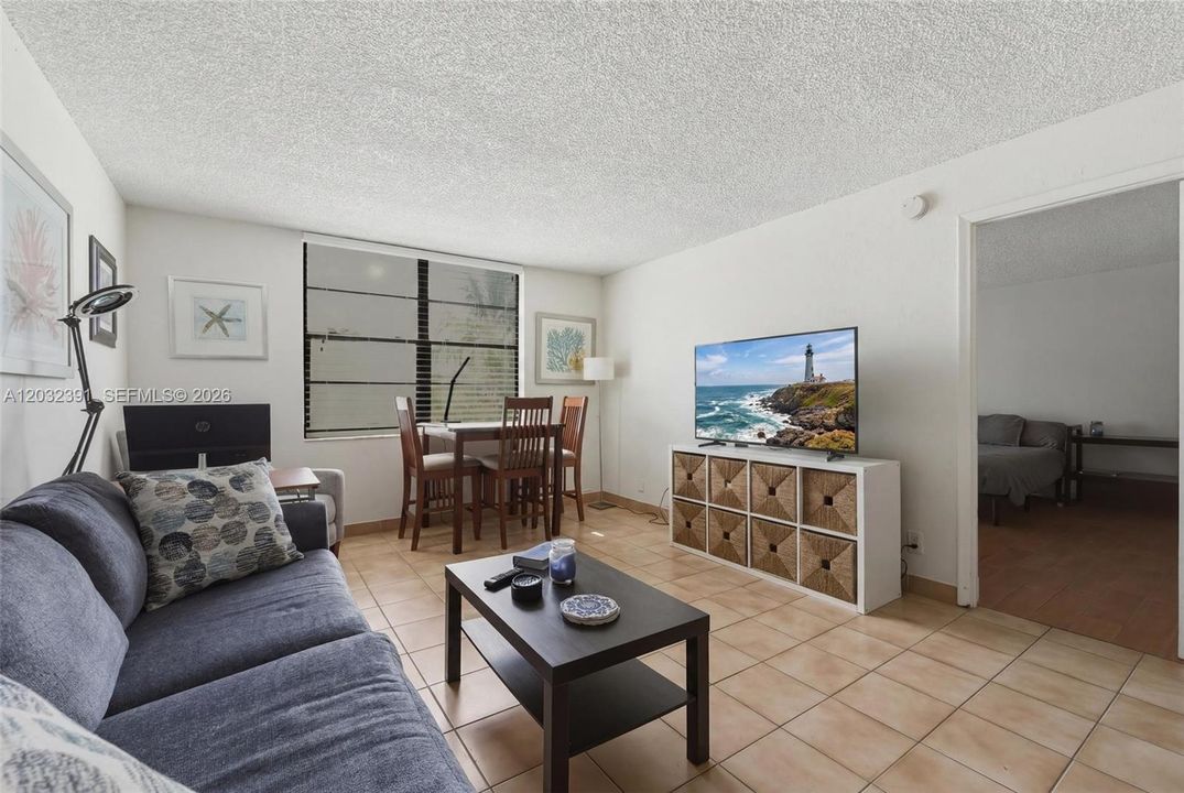 For Sale: $210,000 (1 beds, 2 baths, 598 Square Feet)