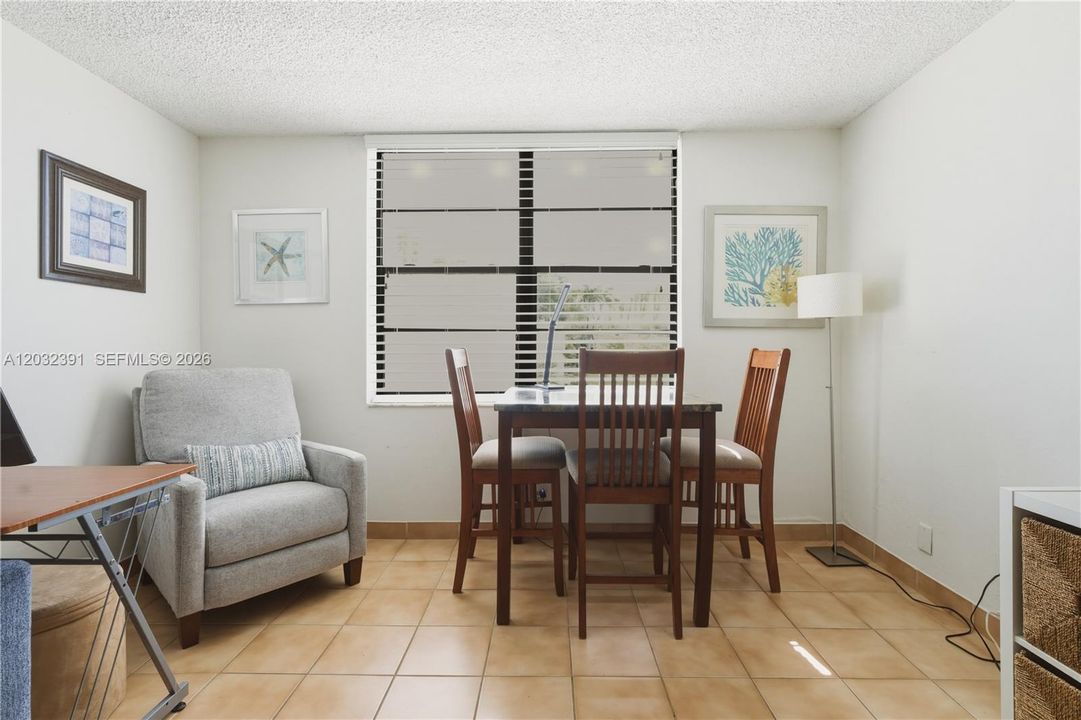 For Sale: $210,000 (1 beds, 2 baths, 598 Square Feet)