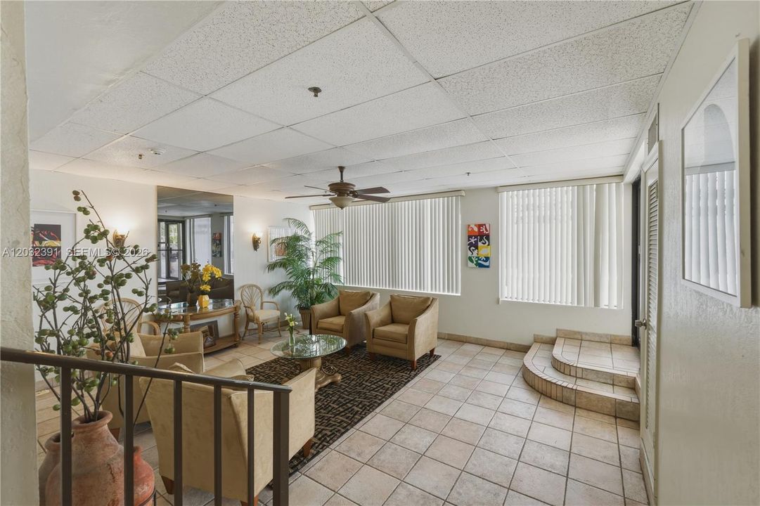 For Sale: $210,000 (1 beds, 2 baths, 598 Square Feet)