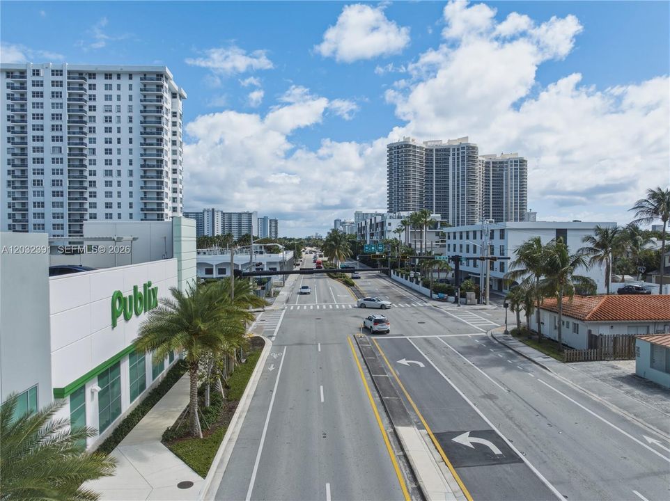 For Sale: $210,000 (1 beds, 2 baths, 598 Square Feet)