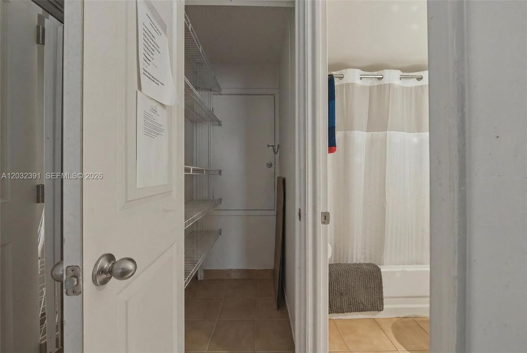 For Sale: $210,000 (1 beds, 2 baths, 598 Square Feet)