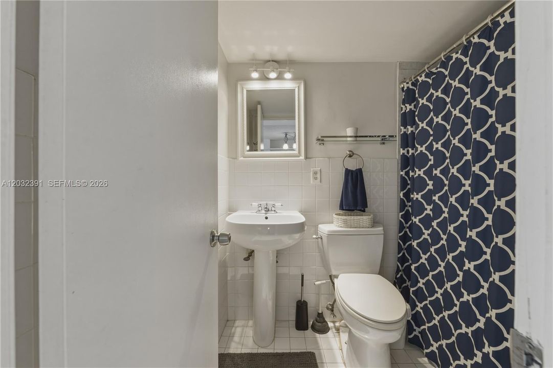 For Sale: $210,000 (1 beds, 2 baths, 598 Square Feet)