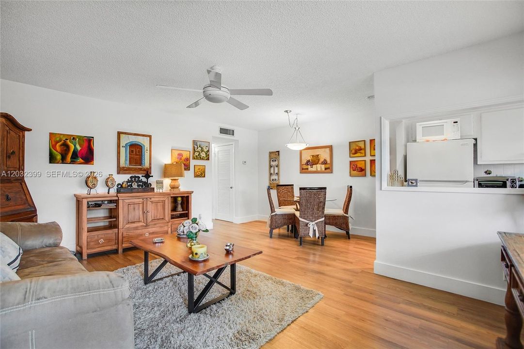 For Sale: $112,000 (1 beds, 1 baths, 720 Square Feet)