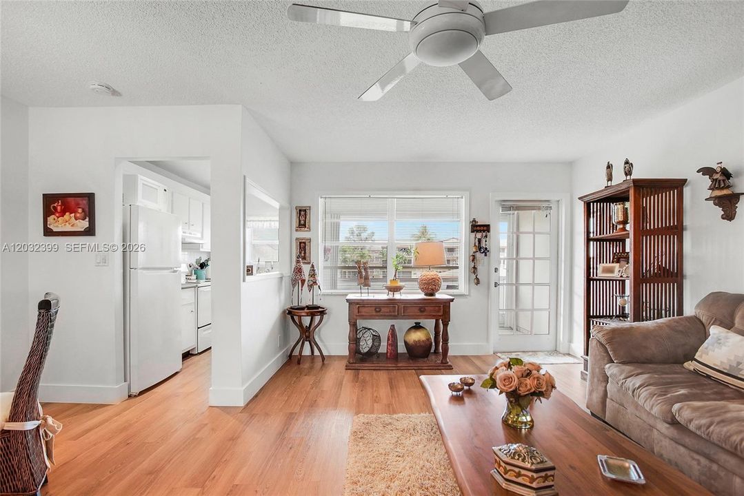 For Sale: $112,000 (1 beds, 1 baths, 720 Square Feet)