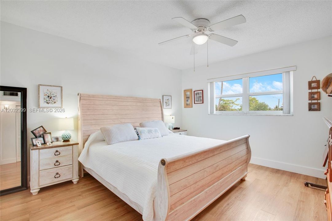 For Sale: $112,000 (1 beds, 1 baths, 720 Square Feet)