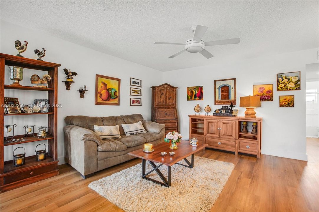 For Sale: $112,000 (1 beds, 1 baths, 720 Square Feet)